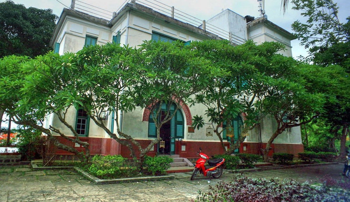 Kể từ tháng 4/1975, tỉnh Khánh Hòa đã tiếp quản khu biệt điện Bảo Đại, đặt lại tên là khu biệt thự Cầu Đá. Sau đó, tỉnh đã giao cho các đơn vị, doanh nghiệp nhà nước lần lượt quản lý sử dụng, khai thác kinh doanh. Trong ảnh là biệt thự Vọng Nguyệt.