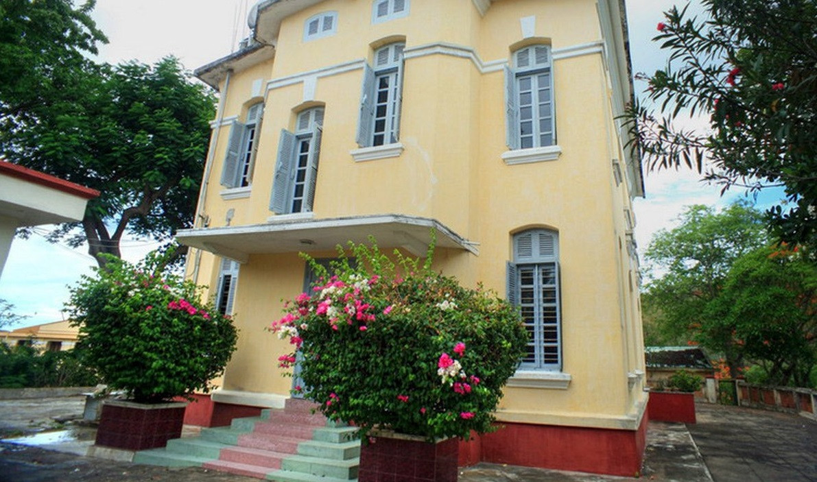 Những biệt thự này đều do người Pháp xây dựng cách đây 100 năm (từ 1923) với các tên gọi: Nghinh Phong (dành cho vua Bảo Đại), Vọng Nguyệt (dành cho hoàng hậu Nam Phương cùng các hoàng tử, công chúa) và các biệt thự Bông Giấy (trong ảnh), Phượng Vĩ, Cây Bàng.