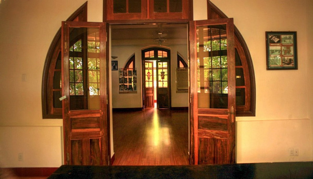 Trong những năm qua, khu biệt thự Cầu Đá trở thành một trong các khu du lịch nổi tiếng của Nha Trang, Khánh Hòa. Cả 5 di tích biệt thự cổ Lầu Bảo Đại là các điểm tham quan thu hút rất đông du khách trong và ngoài nước. Trong ảnh là biệt thự Nghinh Phong. (Ảnh trong bài của phóng viên Quốc Lê - Báo Tri thức &amp; Cuộc sống).