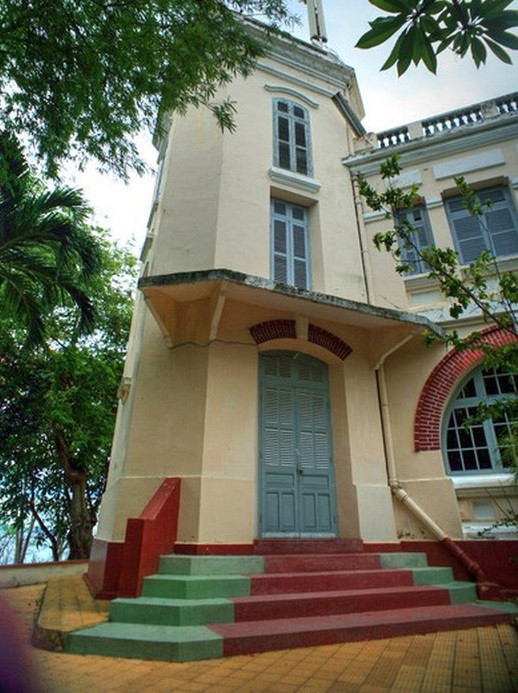 Biệt thự Nghinh Phong (trong ảnh) được thiết kế với hình hộp chữ nhật, cao 2 tầng. Từ sân trước của biệt thự có 2 đường vòng theo 2 hướng xuống chân đồi, đường vòng hướng Nam là đường bậc thang dẫn đến bãi tắm "Hoàng hậu".