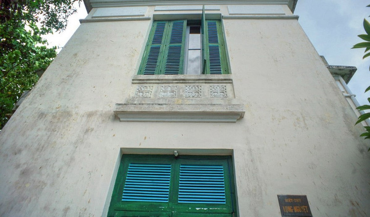 Biệt thự Vọng Nguyệt (trong ảnh) nằm ở đồi thứ 2 cũng cao 2 tầng và có dáng hình hộp chữ nhật. Khi vua Bảo Đại còn ở đây, tầng trệt được dùng làm phòng họp, chiêu đãi quan khách, tầng trên là nơi nghỉ của vua và hoàng hậu. Phía trên sân thượng là nơi vua và hoàng hậu đón gió, ngắm trăng lên.