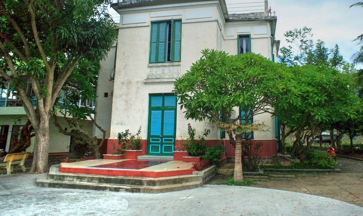 Vào ngày 29/5, UBND tỉnh Khánh Hòa cho biết tỉnh vừa quyết định thu hồi 9.209,4 m2 đất tại 5 biệt thự di tích Lầu Bảo Đại ở phường Vĩnh Nguyên, TP Nha Trang và giao lại cho Trung tâm Bảo tồn di tích Khánh Hòa quản lý theo quy định pháp luật. Trong ảnh là biệt thự Bông Sứ.