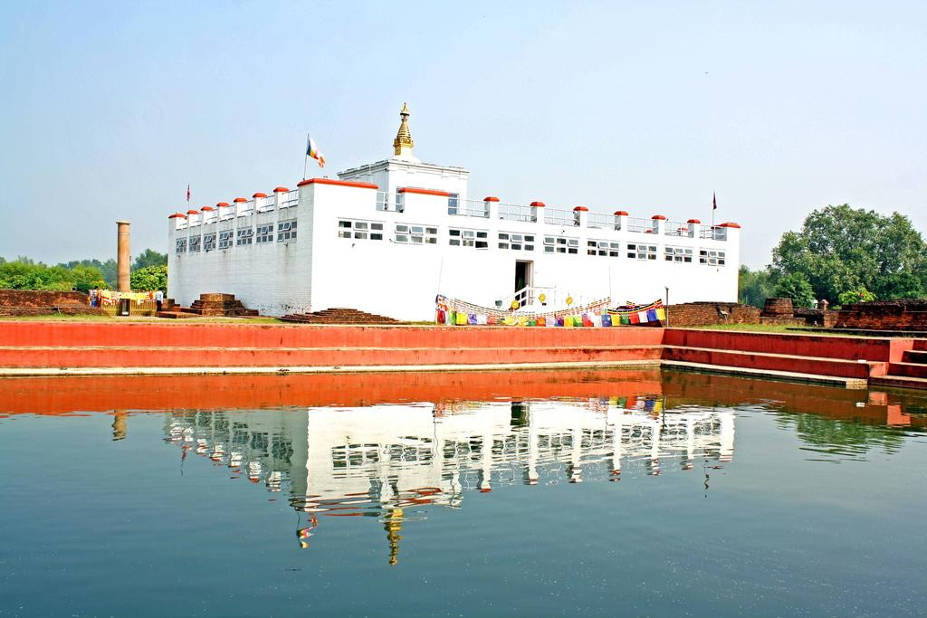 Nằm dưới chân dãy núi Himalaya, phía tây nam Nepal, giáp biên giới Ấn Độ, Vườn Lumbini (Lâm Tỳ Ni) là nơi Đức Phật đản sinh. Theo đó, đây là một trong những địa điểm linh thiêng của Phật giáo. Vào năm 1896, các nhà khảo cổ phát hiện trụ đá của vua Mauryan Asoka (vua A Dục), có nguồn gốc từ năm 249 trước Công nguyên. Trên trụ đá có ghi sắc lệnh nói về việc đây là nơi hoàng hậu Maya Devi hạ sinh thái tử Siddhartha Gautama (thái tử Tất Đạt Đa) năm 623 trước Công nguyên.
