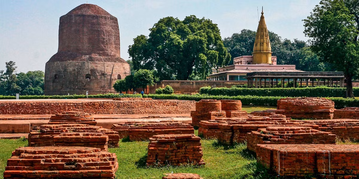 Sau nhiều thế kỷ, các công trình ở vườn Lộc Uyển bị hư hại khá nhiều. Dù vậy, di tích của tháp Dhamek, tháp Dharmarajika được vua A Dục cho người xây dựng, tháp Chaukhandi - nơi Đức Phật gặp các đệ tử đầu tiên của mình được bảo tồn khá tốt.