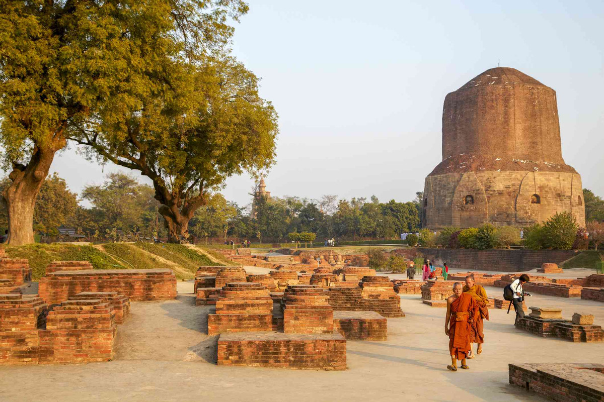 Sarnath (hay còn gọi vườn Lộc Uyển) cách thành phố Varanasi, Ấn Độ khoảng 10 km. Đây là nơi Đức Phật giảng pháp. Trước đây, khu vườn từng được gọi là Mrigadava (có nghĩa là vườn nai).