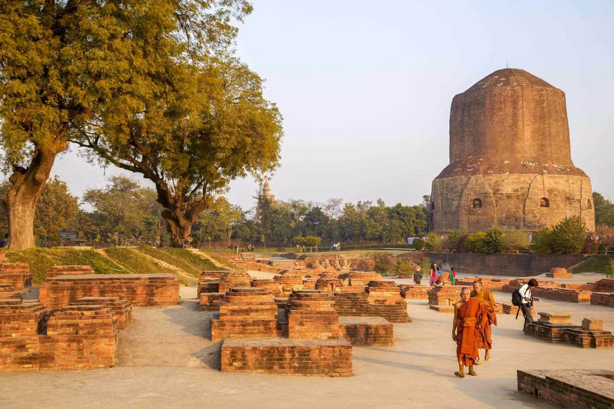 Sarnath (hay còn gọi vườn Lộc Uyển) cách thành phố Varanasi, Ấn Độ khoảng 10 km. Đây là nơi Đức Phật giảng pháp. Trước đây, khu vườn từng được gọi là Mrigadava (có nghĩa là vườn nai).