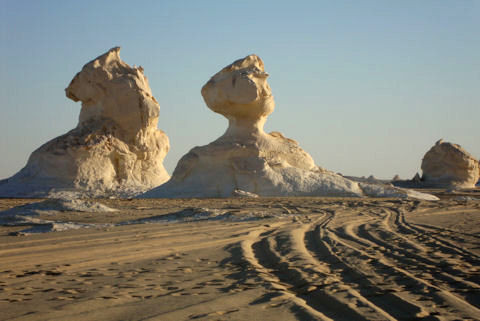 Theo Richard Salomon - giáo sư danh dự về tiếng Phạn tại Đại học Washington ở Seattle, chữ khắc bằng tiếng Phạn và phát hiện bức tượng Phật mới đây cho thấy có một cộng đồng thương nhân Ai Cập định cư ở Ai Cập cổ đại thay vì đi ngang qua để buôn bán. Các ghi chép lịch sử cũng cho thấy có người Ấn Độ sống ở Alexandria.