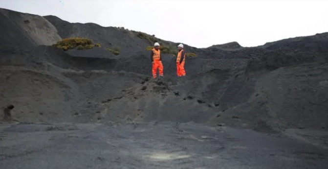 Trong khi đó, biện pháp thu giữ không khí trực tiếp Direct Air Capture (DAC) dùng máy móc lớn để hút CO2 ra khỏi khí quyển một cách cơ học và lưu trữ dưới lòng đất được coi là vĩnh viễn. Thế nhưng, giới khoa học thắc mắc về mức độ hợp lý của phương pháp này khi cần xây dựng một quy trình sử dụng nhiều năng lượng trong khi con người đang cố gắng loại bỏ nhiên liệu hóa thạch.