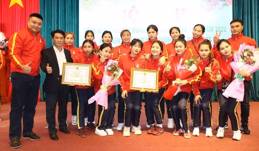 Những thành công của HLV Nguyễn Thái Hòa luôn có bóng dáng của người phụ nữ hiền thảo nguyện trọn đời bên nhau và ước vọng về một cuộc sống thái hòa.