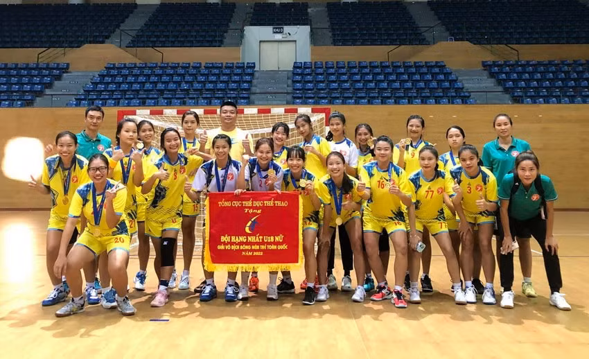 HLV Nguyễn Thái Hòa xuất thân là VĐV bóng ném Bình Định và nhanh chóng lên tuyển Việt Nam từng vô địch các kỳ SEA Games. Sau khi tốt nghiệp Đại học, chàng trai trẻ có thân hình hộ pháp chuyển sang huấn luyện, đào tạo các mầm non bóng ném nữ cho tỉnh nhà lẫn quốc gia.