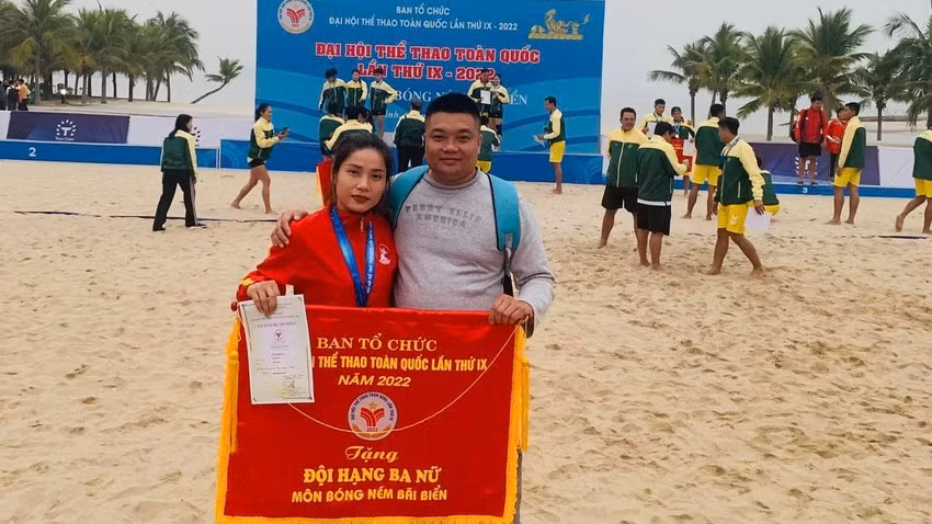 Sau nhiều mùa giải chinh chiến cùng nhau ở khắp các mặt trận lớn trong nước lẫn quốc tế, thầy trò Thái Hòa - Kim Yến cảm mến nhau lúc nào không biết. Chàng trai Quy Nhơn thỏ thẻ: "Yêu cô bé Hoài Nhơn xinh đẹp và giàu nghị lực, công thủ toàn diện cả trên sân bóng ném lẫn trong cuộc sống đời thường"