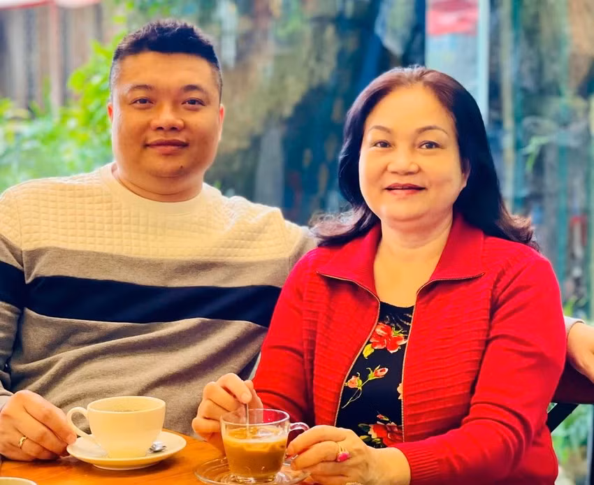 HLV Thái Hòa tâm sự về hai người phụ nữ mà anh yêu thương nhất, là chỗ dựa cho những mệt mỏi đời thường và chia sẻ niềm hạnh phúc trong cuộc sống là mẹ Nguyễn Thị Hoa và bạn đời Đỗ Thị Kim Yến.