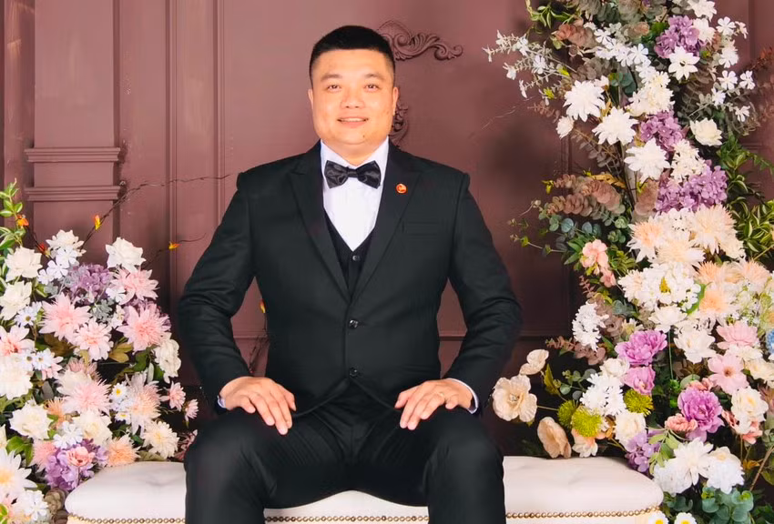 Thái Hòa mạnh mẽ và quyết liệt trên sân bóng ném rất bảnh bao và hồi hộp trước giờ ra mắt đàng gái...