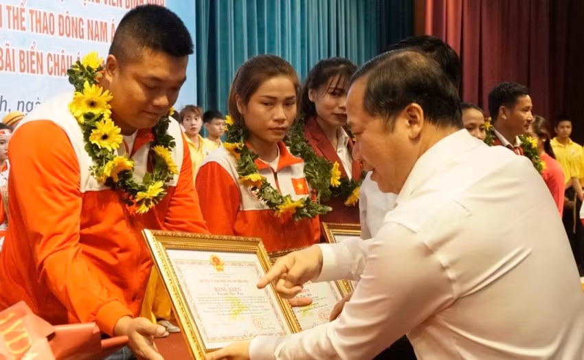 Chủ tịch UBND tỉnh Bình Định Nguyễn Phi Long tặng bằng khen cho HLV Nguyễn Thái Hòa và Đỗ Thị Kim Yến sau khi mang về thành tích đáng tự hào cho làng bóng ném quốc gia.