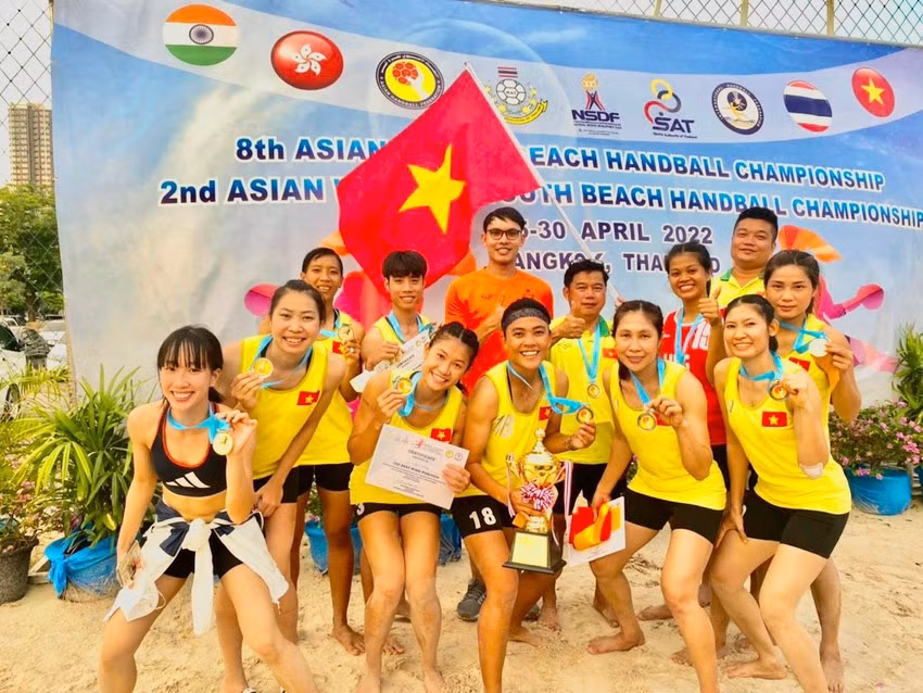 Sau những buổi tập luyện, thi đấu căng thẳng, cả hai cũng rất nhí nhảnh và hãnh diện với thành quả mà mình khổ công giành được.