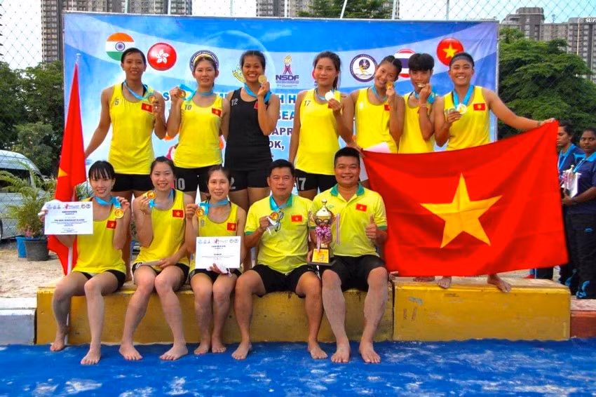 Không kém cạnh gì tân lang Thái Hòa, tân giai nhân Kim Yến là VĐV giàu thành tích nhất của bóng ném nữ Bình Định với chức vô địch giải trẻ toàn quốc, rất nhiều HCB quốc gia, HCV các CLB nam, nữ toàn quốc năm,... và đỉnh cao là chức vô địch châu Á.