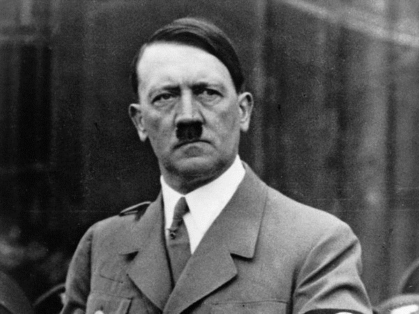 Nhà độc tài khét tiếng Adolf Hitler đã gây ra hàng loạt tội ác chống lại nhân loại bao gồm đẩy nước Đức và nhiều quốc gia vào Chiến tranh thế giới 2 khiến hàng chục triệu người thương vong. Đặc biệt, Hitler còn thực hiện cuộc diệt chủng đẫm máu nhằm vào người Do Thái.