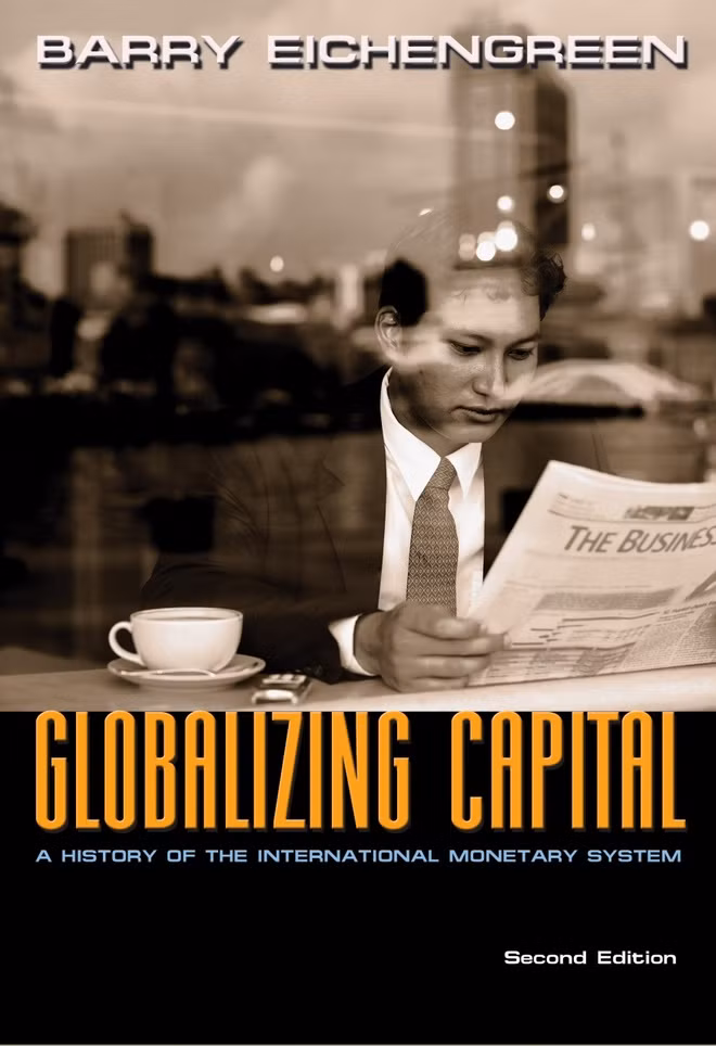 Globalizing Capital của Barry Eichengrin. Là giáo sư tại Đại học California, Barry đã kể câu chuyện về nhiều nỗ lực trong hai thế kỷ qua nhằm tạo ra một hệ thống tiền tệ quốc tế. Cuốn sách bắt đầu trong kỷ nguyên của bản vị vàng - khi các nền kinh tế lớn thời bấy giờ gắn đồng tiền của họ với vàng, trước khi kể câu chuyện về sự tan rã của xu hướng này giữa Thế chiến thứ nhất và thứ hai. Tiếp theo đó là nỗ lực của Bretton Woods nhằm tạo ra một hệ thống tiền tệ mới, tuy nhiên hệ thống đó cũng đã sụp đổ và mở ra một kỷ nguyên toàn cầu hóa và dòng vốn tự do. Được xuất bản lần đầu vào năm 1996 trước thềm cuộc khủng hoảng tài chính châu Á, các ấn bản gần đây đã đề cập đến việc tạo ra đồng euro và thập kỷ hỗn loạn tài chính bắt đầu từ năm 2008. Đây là một hướng dẫn quý giá cho những ai muốn hiểu khía cạnh quốc tế của tiền tệ. Ảnh: Amazon.