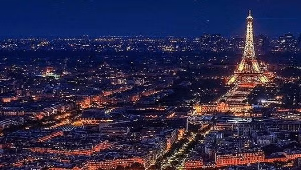 Vào tháng 7/2022, Pháp công bố kế hoạch tiết kiệm điện với một số giải pháp được đưa ra gồm: nhiệt độ sưởi tối đa các tòa nhà và văn phòng là 19 độ C; không bật nước nóng trong các tòa nhà công cộng; không chiếu sáng đèn các biển quảng cáo ở tất cả các thành phố từ 1h - 6h sáng.