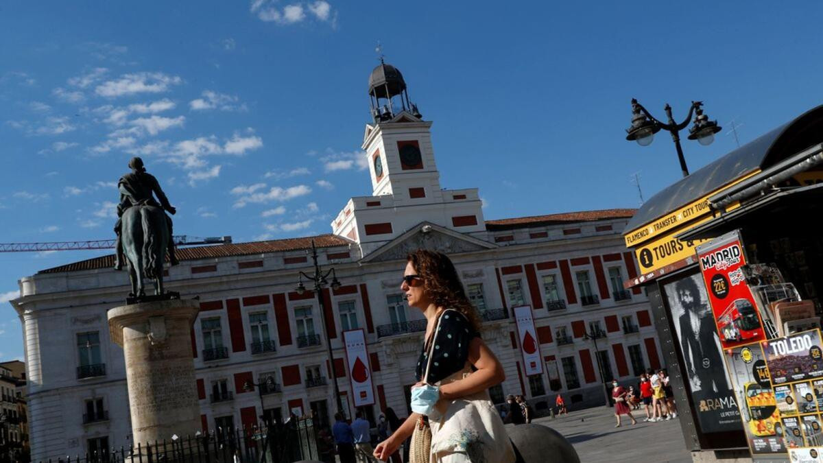 Các cửa hàng cũng được yêu cầu tắt đèn chiếu sáng từ 10h tối. Biện pháp tiết kiệm điện tương tự cũng được áp dụng cho các tòa nhà công cộng tại đất nước xinh đẹp này.