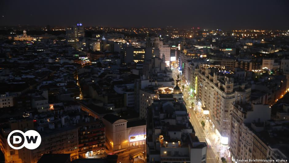 Chính phủ Tây Ban Nha cũng thông qua quy tắc tất cả cơ sở có hệ thống sưởi phải có cơ chế đóng cửa tự động để tránh lãng phí do khí nóng hoặc khí lạnh tràn vào.