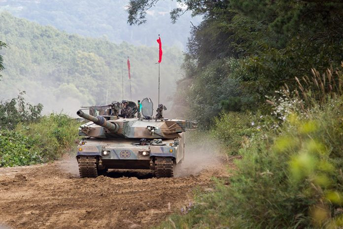 Lục quân là quân chủng lớn nhất trong quân đội Hàn Quốc; hiện nay Lục quân Hàn Quốc duy trì 70% lực lượng của mình ở phía nam của tuyến Bình Nhưỡng - Wonsan, cho phép họ ngăn chặn các cuộc tấn công bất ngờ của quân đội Triều Tiên trong thời gian ngắn.