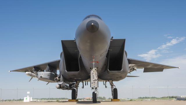 Tên lửa Taurus nặng 1.400kg, với tầm bắn hơn 500km, trang bị đầu đạn xuyên đa tác dụng nặng 1.000kg; được thiết kế đặc biệt để sử dụng chống lại các mục tiêu kiên cố và nằm sâu trong lòng đất. Nếu được trang bị tên lửa Taurus, F-15K của Hàn Quốc có thể tấn công thủ đô Bình Nhưỡng của Triều Tiên, khi chỉ bay qua Daejeon, cách Seoul 164km về phía nam.