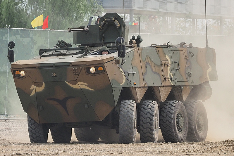 Mục tiêu những năm tới của Lục quân Hàn Quốc là chuyển đổi lực lượng bộ binh còn lại thành lực lượng bộ binh cơ giới, với khả năng cơ động và hỏa lực được tăng cường đáng kể bằng các loại xe chiến đấu bánh hơi K806 và K808 do công nghiệp quốc phòng Hàn Quốc tự phát triển.