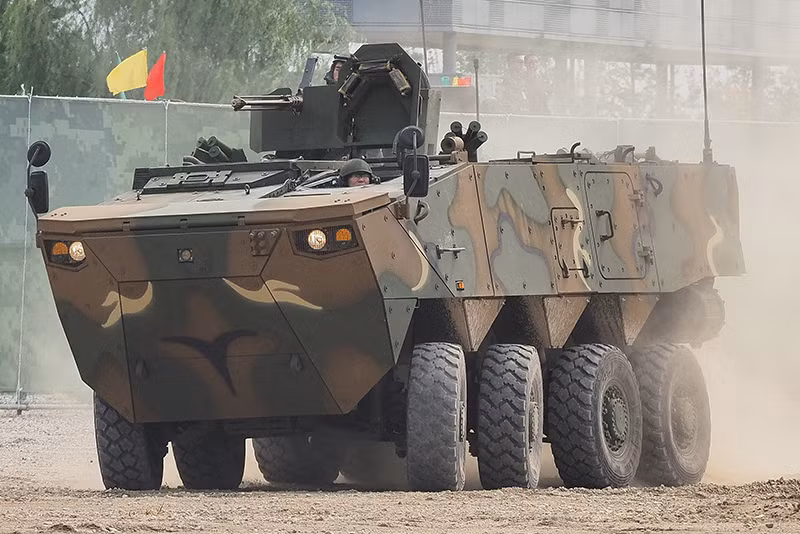 Mục tiêu những năm tới của Lục quân Hàn Quốc là chuyển đổi lực lượng bộ binh còn lại thành lực lượng bộ binh cơ giới, với khả năng cơ động và hỏa lực được tăng cường đáng kể bằng các loại xe chiến đấu bánh hơi K806 và K808 do công nghiệp quốc phòng Hàn Quốc tự phát triển.