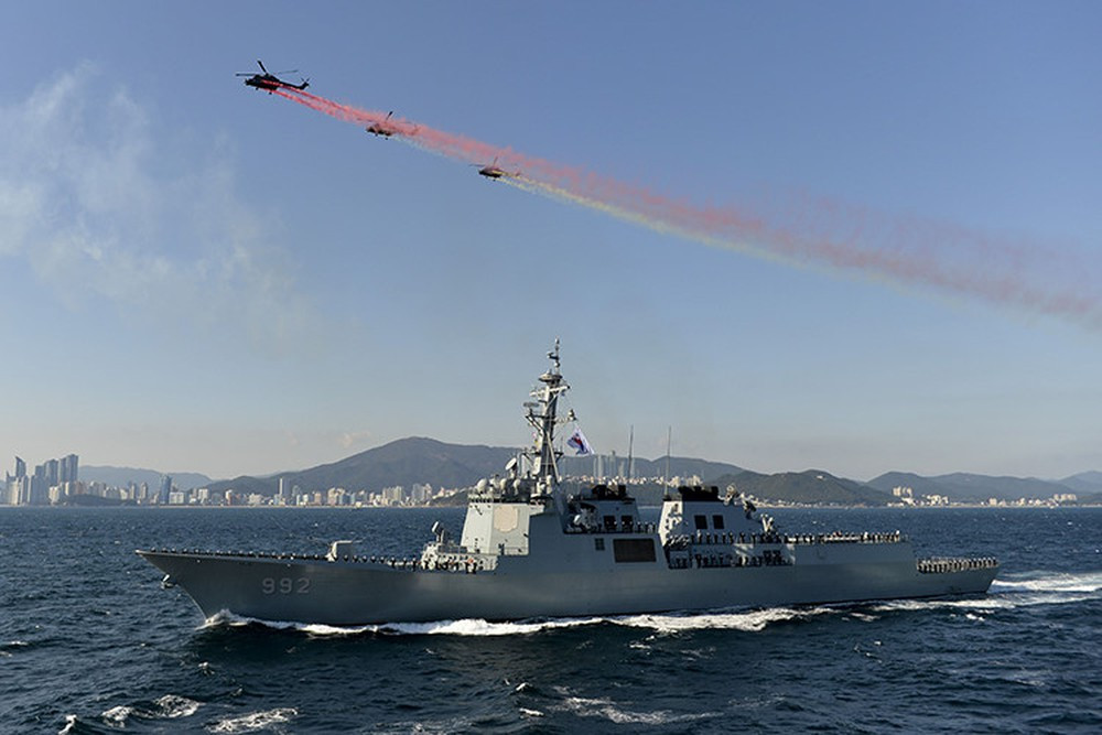 Nhiệm vụ của RoKN hết sức nặng nề và phức tạp, nếu bùng nổ chiến sự với Triều Tiên, RoKN phải đảm nhiệm tiến công chính xác các mục tiêu nằm sâu trong lãnh thổ Triều Tiên bằng các loại tên lửa hành trình được phóng từ tàu ngầm hoặc tàu nổi; đồng thời đối phó với hai hạm đội Đông và Tây của hải quân Triều Tiên. Mặc dù lực lượng hải quân của Triều Tiên bị coi là lạc hậu, nhưng không thể coi thường; vụ tàu hộ tống Cheonan của RoKS bị đánh chìm năm 2010 cho thấy sự nguy hiểm của hải quân Triều Tiên.