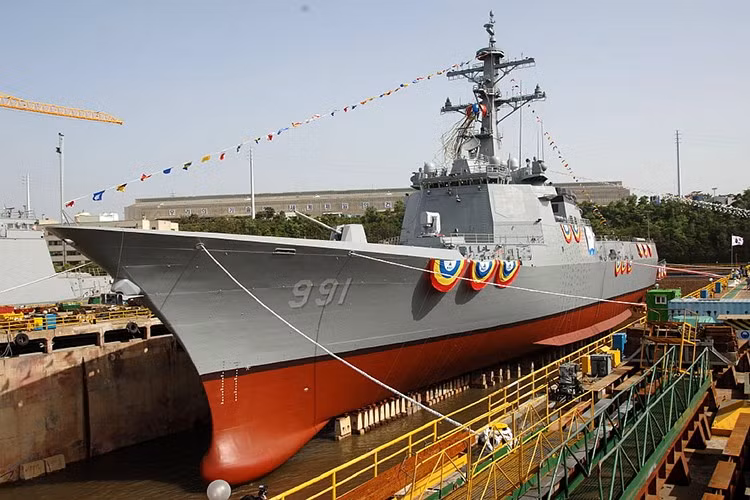 Tàu có khả năng chiến đấu mạnh nhất của RoKN hiện nay là ba tàu khu trục tên lửa dẫn đường KDX-3, được trang bị hệ thống chiến đấu Aegis. Tàu khu trục KDX-3 đầu tiên mang tên Sejong Đại Đế được đưa vào biên chế tháng 11 năm 2008. Chiếc thứ hai mang tên Yulgok YiI đưa vào biên chế tháng 8/2010; chiếc thứ ba Seoae Ryu Seong- ryong năm 2012.