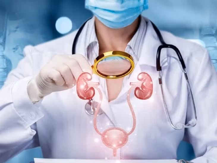 Đi tiểu quá nhiều, người phụ nữ phải đi xe máy tới bệnh viện Di tieu qua nhieu, nguoi phu nu phai di xe may toi benh vien