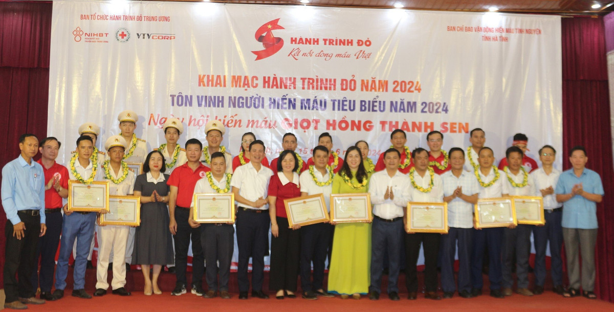 Hang tram nguoi tham gia ngay hoi “Giot hong Thanh Sen”