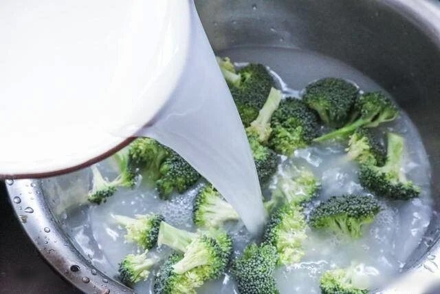 Những sai lầm khiến rau củ càng rửa càng bẩn, mất chất dinh dưỡng - Hình 3 Nhung sai lam khien rau cu cang rua cang ban, mat chat dinh duong-Hinh-3