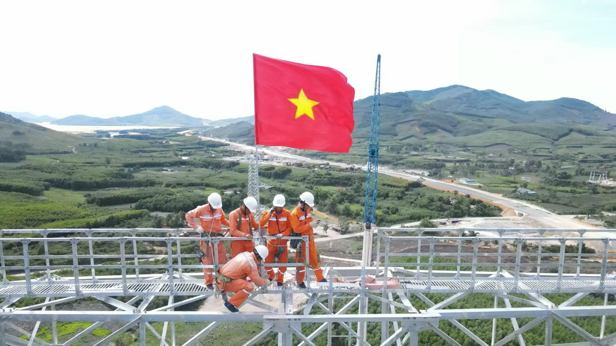 Xúc động hình ảnh cờ Tổ quốc tung bay trên đỉnh cột điện 500kV Xuc dong hinh anh co To quoc tung bay tren dinh cot dien 500kV