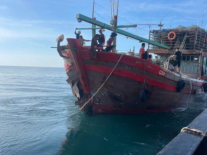 Cuu song 8 ngu dan Quang Binh gap nan tren bien