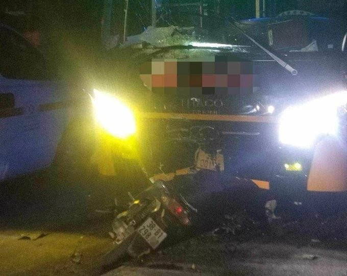 Xe máy đâm trực diện ôtô khách khiến 2 người tử vong Xe may dam truc dien oto khach khien 2 nguoi tu vong