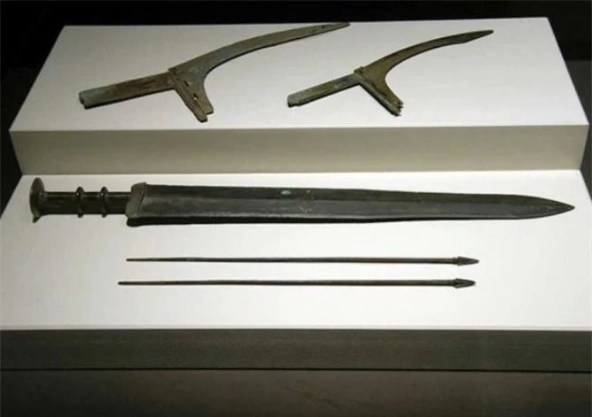 Nằm dưới đất hàng nghìn năm, vũ khí Tần Thủy Hoàng vẫn bóng loáng - Hình 2 Nam duoi dat hang nghin nam, vu khi Tan Thuy Hoang van bong loang-Hinh-2