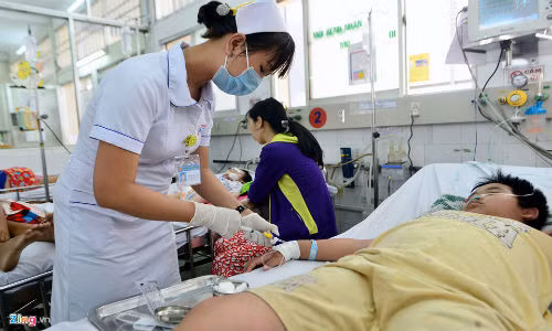 Sài Gòn đang là ổ dịch sốt xuất huyết lớn nhất cả nước, song phải gánh thêm bệnh nhân từ các tỉnh miền Tây và Đông Nam bộ. Các Bệnh viện Nhi Đồng 1, Nhi Đồng 2 và Bệnh viện Nhiệt Đới có nguy cơ "vỡ trận" vì quá tải nếu tình hình dịch sốt xuất huyết vẫn còn gia tăng.