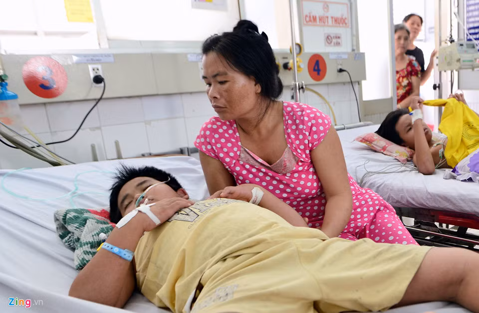 Chị Võ Thị Liêm (quê huyện Cai Lậy, Tiền Giang) cho biết con trai Nguyễn Đình Duy bị sốt được chuyển vào Bệnh viện tỉnh Tiền Giang cấp cứu, song bệnh tình nặng nên được bác sĩ cho chuyển lên Bệnh viện Nhi Đồng 1 (TP.HCM). Chị Liêm đã túc trực bên giường 4 ngày liền và chưa có một phút giây được nghỉ ngơi.