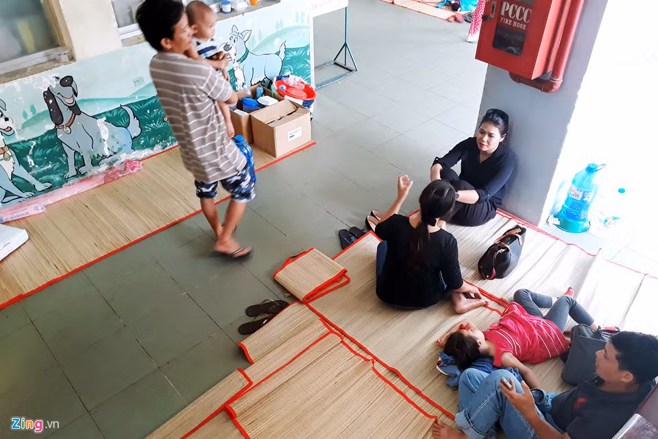 Theo báo cáo Sở Y tế TP.HCM, ngoài Bệnh viện Nhi Đồng 1, Bệnh viện Nhi Đồng 2 cũng đang tiếp nhận hàng nghìn bệnh nhi từ các nơi đổ về. Riêng tháng 7, bệnh viện tiếp nhận 506 ca. Từ đầu năm đến nay, bệnh viện điều trị ngoại trú cho 3.696 ca, nội trú 1.623 ca.