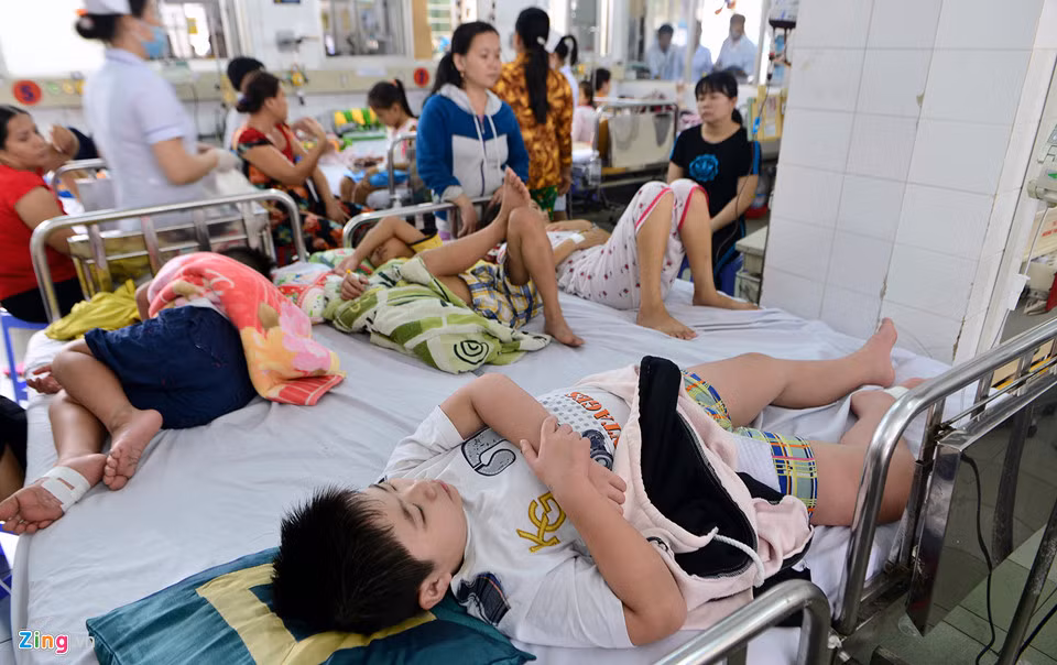 Căn phòng cấp cứu Khoa Sốt xuất huyết bệnh viện Nhi Đồng 1 luôn chật kín bệnh nhi và phụ huynh.