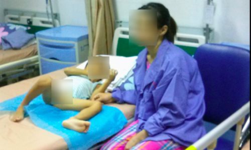 Chị Hiền đang chăm sóc con trai bị sùi mào gà tại bệnh viện Da liễu Trung ương. Ảnh: người đưa tin.
