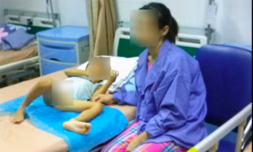 Chị Hiền đang chăm sóc con trai bị sùi mào gà tại bệnh viện Da liễu Trung ương. Ảnh: người đưa tin.