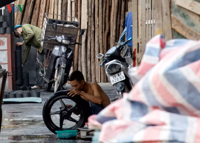 Những người lao động ở đây làm đủ thứ nghề:công nhân xây dựng, buôn bán vật liệu, bán than, làm thuê...