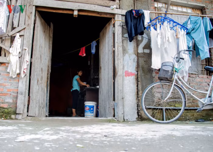 Chị L.T.V cũng sống ở dãy nhà phía sau bức xúc không kém: "Tốp thợ nào có ý thức vệ sinh, an ninh trật tự còn đỡ, nếu không, mọi người ở đây rất bất an. Đỉnh điểm, như cách đây vài tháng, 1 nhóm người trọ ở đây không biết xích mích, gây gổ ở đâu, dẫn đến 1 trận ẩu đả kinh hoàng. Dân đã làm đơn phản ánh lên phường, chủ đầu tư nhưng không mấy hiệu quả".