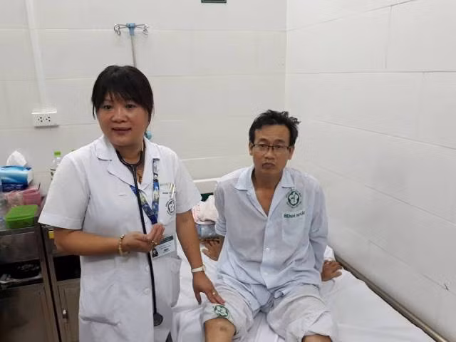 Ha Noi: Qua tai benh nhan sot xuat huyet, bac si 'cang minh' chong dich-Hinh-10