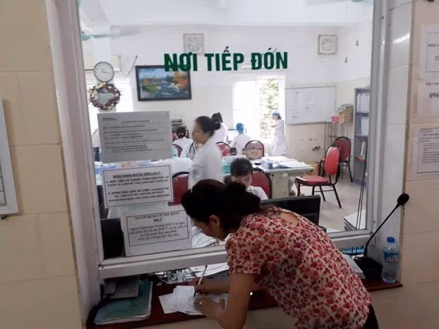 Ha Noi: Qua tai benh nhan sot xuat huyet, bac si 'cang minh' chong dich-Hinh-11