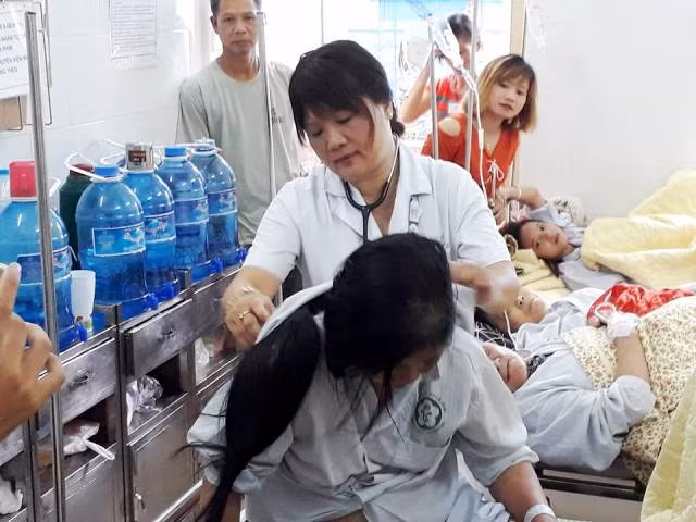 Ha Noi: Qua tai benh nhan sot xuat huyet, bac si 'cang minh' chong dich-Hinh-5