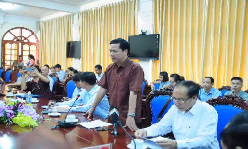 18 nguoi soc phan ve khi chay than: cach chuc Giam doc BVDK Hoa Binh